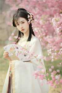 穿回女高当团宠
