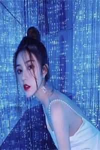 一位单薄的少女