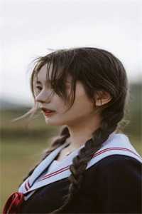 平静的河面女