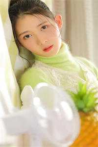 他的衣服里