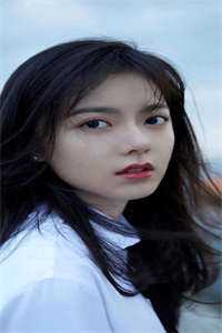镜中为我整理皇冠的女人