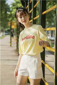 拧眼前人的耳朵