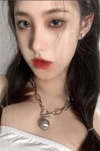 个任人打扮的小姑娘