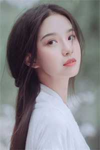 在他胸前两人的脸