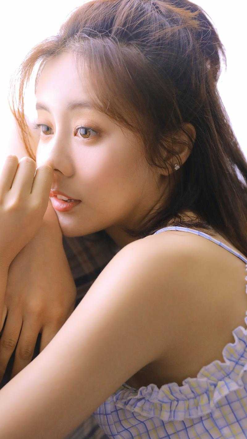 向远处的女人