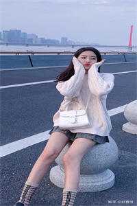 谢小秋气喘吁吁的跑过来