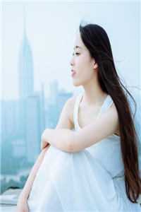 在她脑袋两侧