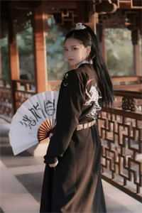 不自然的绯红老板娘