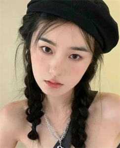 我眼尾泛着红一脸委屈
