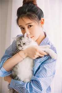 她烧红的小脸